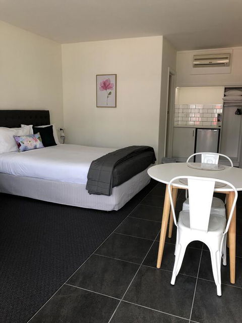 Commodore Motor Inn - Accommodation NSW 3