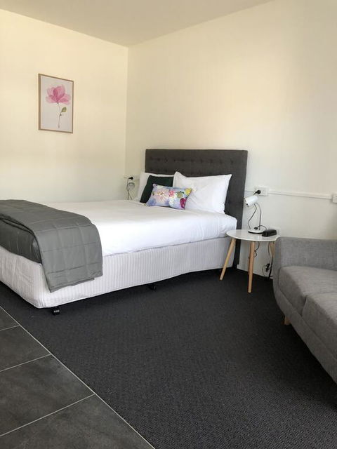 Commodore Motor Inn - Accommodation NSW 2