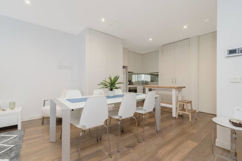 Convenience And Luxury In Carnegie - Accommodation NSW 1