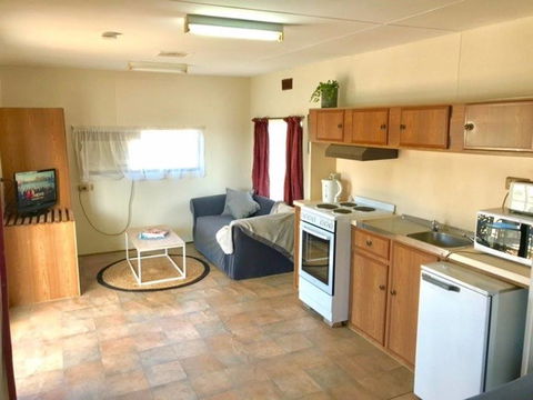 Cute Private Studio Flat With AIRCON! - Accommodation NSW 3