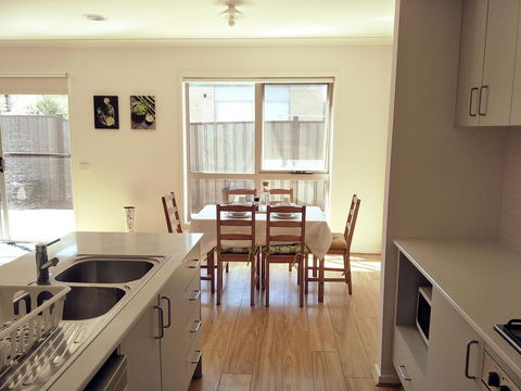 Daisy Villa - Close To Mel Airport & Hume Highway -Comfort - Accommodation NSW 3