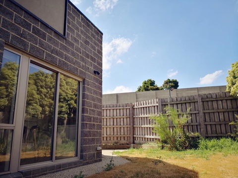 Delicate And Peaceful Bundoora Townhouse 11-R4 - Accommodation NSW 1