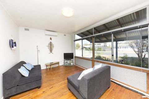 DOUGLAS COTTAGE FORSTER - Accommodation NSW 1