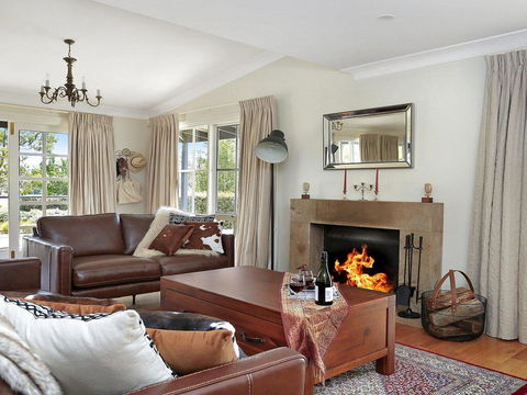 Duncraig House - Open Fireplace, Spa, Pet Friendly - Accommodation NSW 1