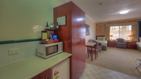 Endeavour Court Motor Inn - Accommodation NSW 2