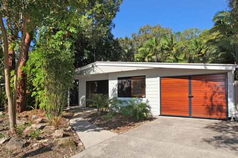 FABULOUS HOLIDAY HIDEAWAY - COOLUM BEACH - Accommodation NSW 3