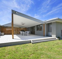 Fairway Views Pet Friendly house with WiFi AC Heating walk to beach - Accommodation NSW