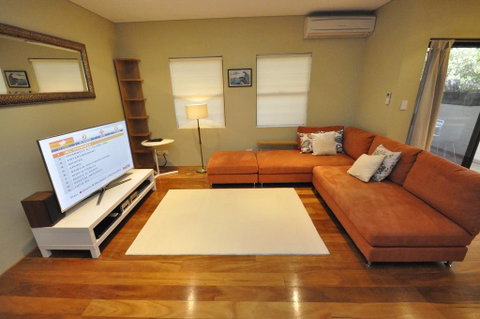 Glebe Self-Contained Modern One-Bedroom Apartment (47ROS) - Accommodation NSW 1