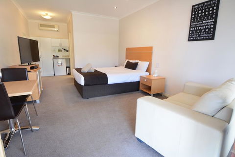 Golden Reef Motor Inn - Accommodation NSW 2