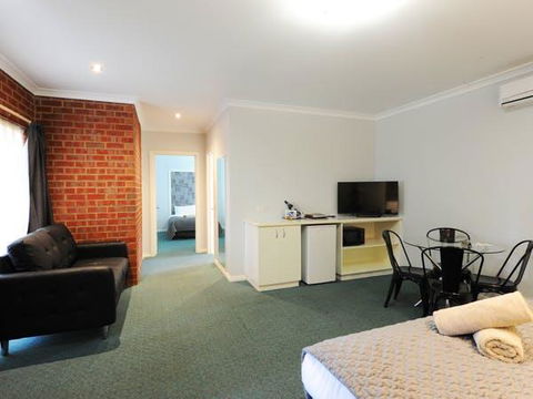 Golden Reef Motor Inn - Accommodation NSW 1