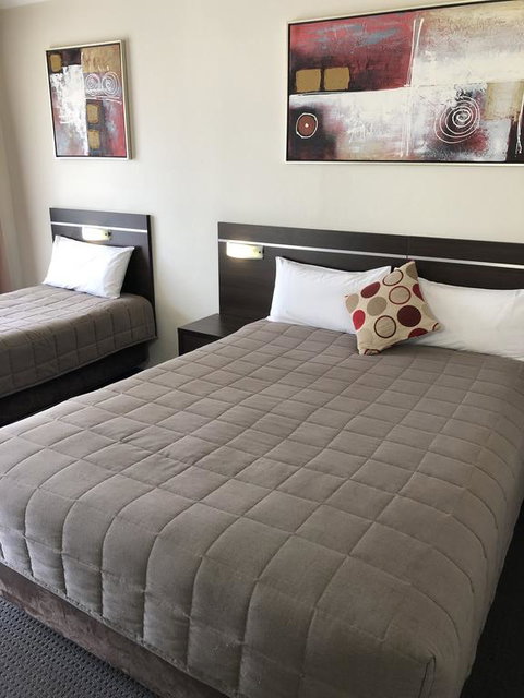 Golden West Motor Inn - Accommodation NSW 2