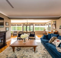 Hedge House - luxury space style great location - Accommodation NSW