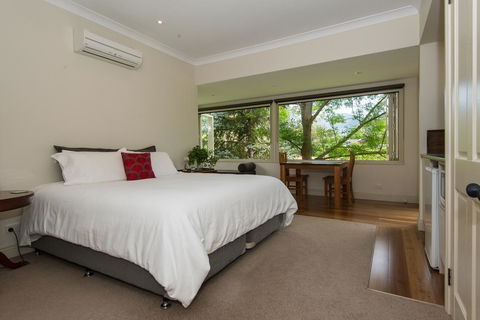 Hollyhock - Accommodation NSW 2