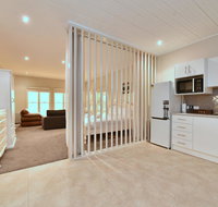 King I - you can honestly walk to Bimbadgen and Hope Estate concerts - Accommodation NSW