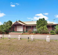 King Retreat Estate - you can honestly walk to Bimbadgen and Hope Estate concerts - Accommodation NSW