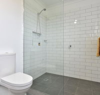 Kinloch Cottage renovated to new on Daisy Hill Vineyard - Accommodation NSW