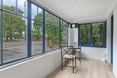 KOZYGURU ARNCLIFFE SYDNEY AIRPORT RENOVATED COTTAGE 3 BED HOUSE NAR232 - Accommodation NSW 2