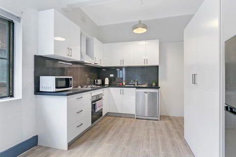 KOZYGURU ARNCLIFFE SYDNEY AIRPORT RENOVATED COTTAGE 3 BED HOUSE NAR232 - Accommodation NSW 1