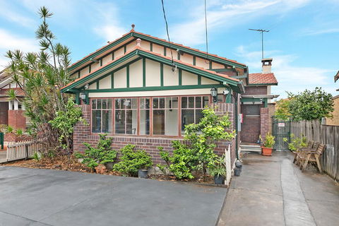 KOZYGURU ARNCLIFFE SYDNEY AIRPORT RENOVATED COTTAGE 3 BED HOUSE NAR232 - Accommodation NSW 3