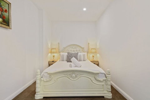 KOZYGURU Belrose Modern Designer 2 Bed + FREE Parking - Accommodation NSW 2