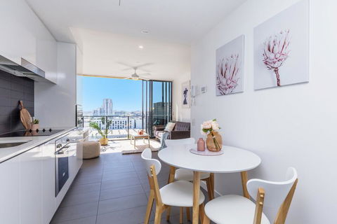 KOZYGURU FORTITUDE VALLEY AMAZING VIEW 2BED APT + FREE PARKING QFV010 - Accommodation NSW 2