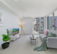 KOZYGURU MASCOT WALK TO STATION MODERN DESIGNER 2 BED APT FREE PARKING NMA260-312 - Accommodation NSW