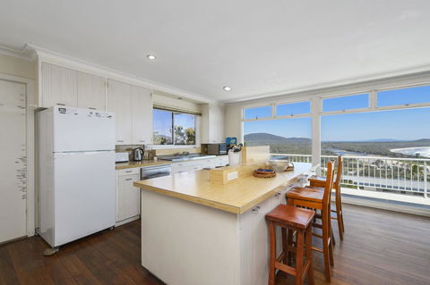 La Mer, 19 Dulconghi Street - Accommodation NSW 1