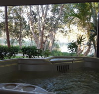 Lake Russell Lakeside Retreat - Accommodation NSW
