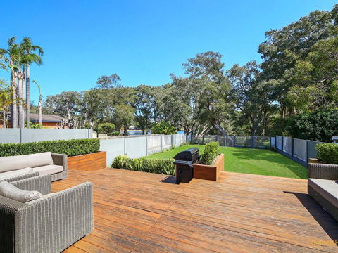 Lakeside Luxury - 13 Lake Street - Accommodation NSW 0