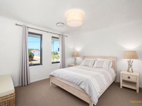 Lakeside Luxury - 13 Lake Street - Accommodation NSW 3