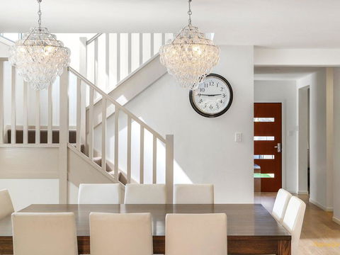 Lakeside Luxury - 13 Lake Street - Accommodation NSW 1