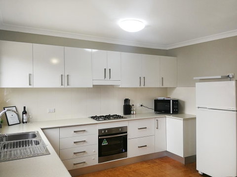 Large 5-Bedroom House With Wifi & Netflix Close To Taronga Western Plains Zoo - Accommodation NSW 0