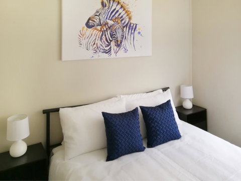Large 5-Bedroom House With Wifi & Netflix Close To Taronga Western Plains Zoo - Accommodation NSW 2