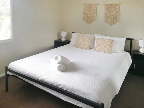 Large 5-Bedroom House With Wifi & Netflix Close To Taronga Western Plains Zoo - Accommodation NSW 3