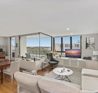 Light filled apartment with sweeping harbour views - Accommodation NSW
