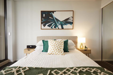 Light-Filled Designer Apartment With Amazing Views - Accommodation NSW 1