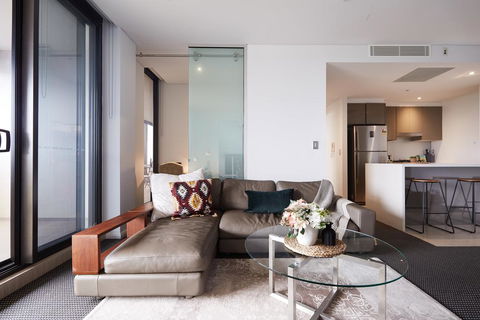 Light-Filled Designer Apartment With Amazing Views - Accommodation NSW 2