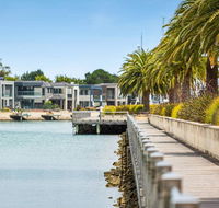 Luxe 101  Martha Cove waterfront luxury on the marina walk to beach - Accommodation NSW