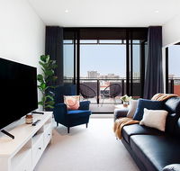 Luxe Apartment Five Minutes From Airport and City - Accommodation NSW