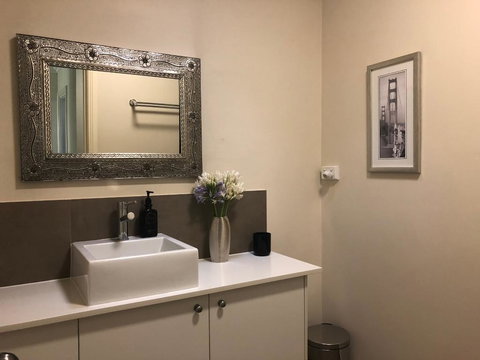 Luxury Room 15mins From Wagga's CBD - Accommodation NSW 1