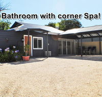 MODERN  LUXURIOUS WITH SPA BATH - Accommodation NSW