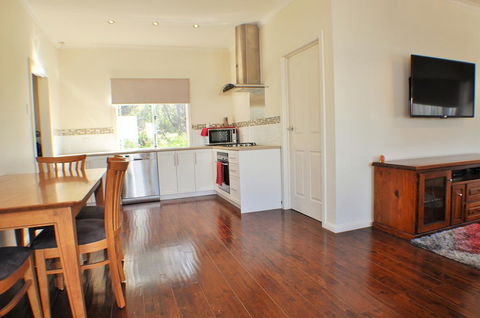 MODERN & LUXURIOUS WITH SPA BATH! - Accommodation NSW 1