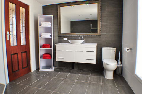MODERN & LUXURIOUS WITH SPA BATH! - Accommodation NSW 3