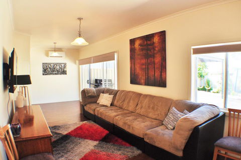 MODERN & LUXURIOUS WITH SPA BATH! - Accommodation NSW 2
