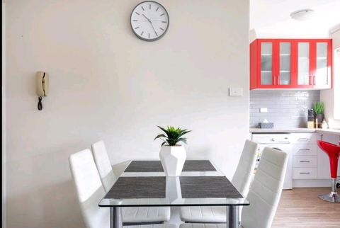 Modern St Kilda East Apartment - Free Parking - Accommodation NSW 1