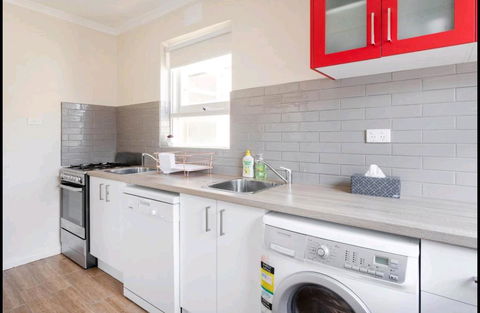 Modern St Kilda East Apartment - Free Parking - Accommodation NSW 2