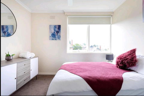 Modern St Kilda East Apartment - Free Parking - Accommodation NSW 0
