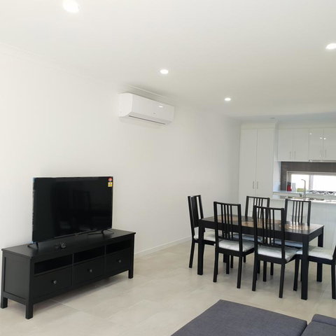 Modern Style Central Location Golden House - Accommodation NSW 2