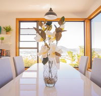 Moonah House-10 mins to CBD  MONA 4BR 2 BATH great view park 3 cars sleep 11 king bed en-suite - Accommodation NSW