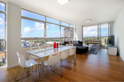 Moore To See - Modern And Spacious 3BR Zetland Apartment With Views Over Moore Park - Accommodation NSW 0